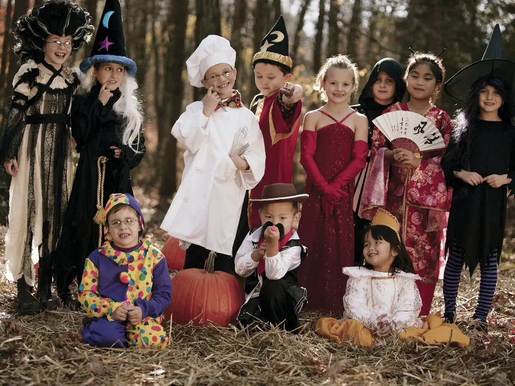 Eco-friendly Halloween costumes DIY and zero-waste ideas with sustainable outfits