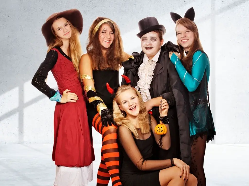 Halloween costumes teenage girl & college outfits DIY sustainable looks