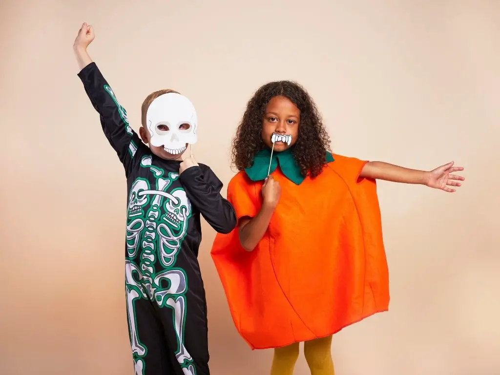 eco friendly halloween costumes + makeup pairings for a green spooky season sustainable halloween costume ideas with natural makeup looks zero waste halloween costumes and eco conscious makeup pairings diy halloween makeup paired with upcycled eco friendly costumes