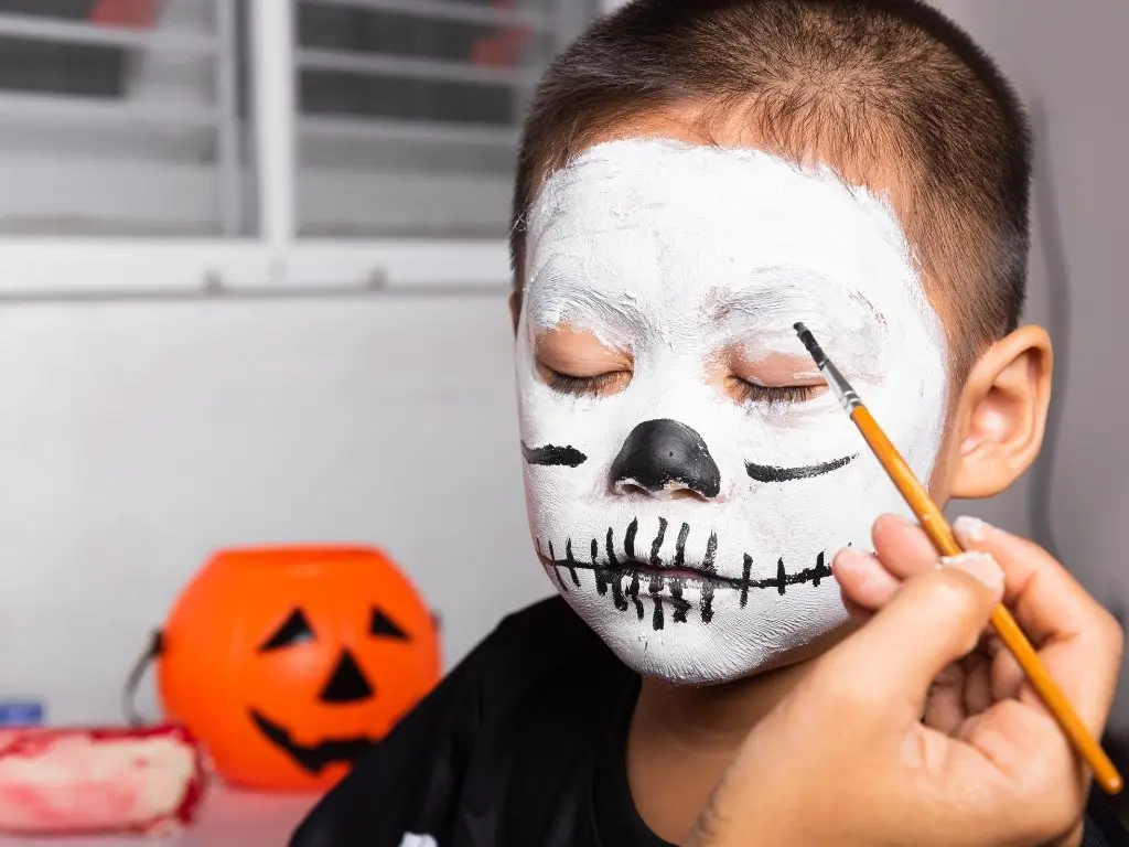 eco-friendly halloween makeup ideas you’ll love this year with spooky vampire look sustainable halloween makeup using natural and cruelty-free products eco-friendly halloween makeup diy beetroot blush and charcoal eyeliner safe and green halloween makeup ideas with low waste beauty products